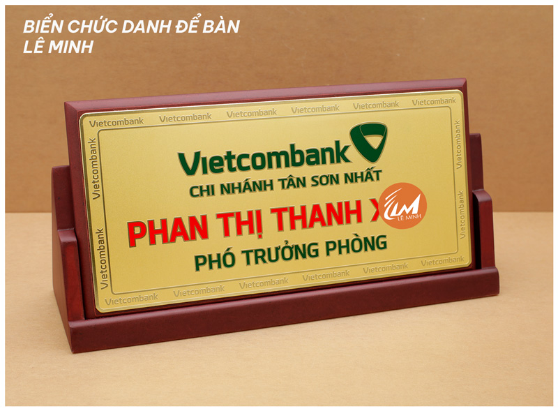 bảng chức danh đế gỗ mặt đồng khắc chữ nổi