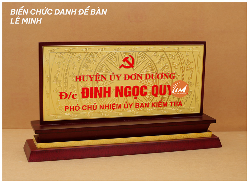 bảng chức danh gỗ đồng
