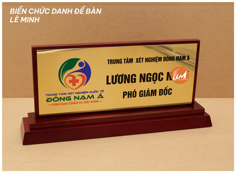 kệ chức danh đế gỗ mặt nhôm bóng