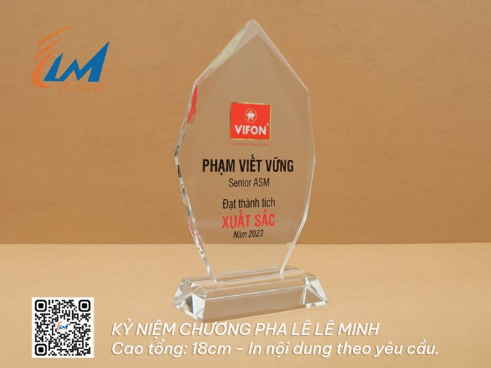 Mẫu kỷ niệm chương pha lê phổ biến giá từ 190k - 325k